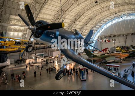 Im Steven F. Udvar-Hazy Center, National Air and Space Museum, hängt ein Vintage-Kampfflugzeug Vought F4U-1D Corsair von der Decke. Stockfoto