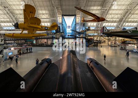 Flugzeuge am Haupteingang des National Air and Space Museum in Chantilly, Virginia. Stockfoto