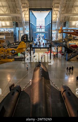 Flugzeuge am Haupteingang des National Air and Space Museum in Chantilly, Virginia. Stockfoto