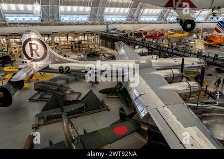 Boeing B-29 Superfortress „Enola Gay“ im Steven F. Udvar-Hazy Center des National Air and Space Museum. Stockfoto