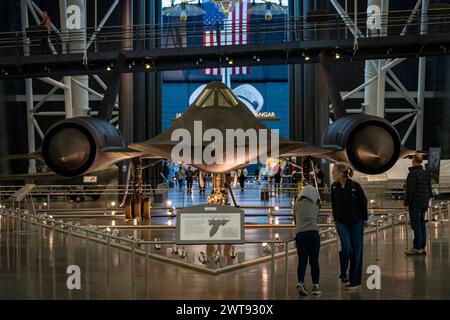 Museumsbesucher erkunden den Lockheed SR-71 Blackbird im Steven F. Udvar-Hazy Center National Air and Space Museum in Chantilly, Virginia. Stockfoto
