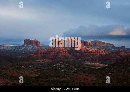 Sonnenuntergangslicht auf Cathedral Rock, Sedona, Arizona Stockfoto