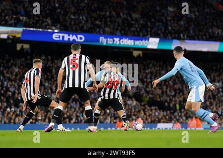 Erling Haaland (Mitte) von Manchester City fährt vorwärts, bevor er im Viertelfinale des Emirates FA Cup im Etihad Stadium in Manchester einen Torschuss verspricht. Bilddatum: Samstag, 16. März 2024. Stockfoto
