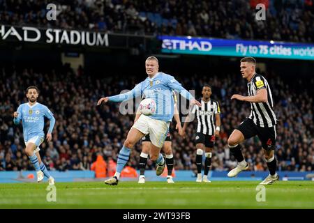Erling Haaland von Manchester City fährt vorwärts, bevor er im Viertelfinale des Emirates FA Cup im Etihad Stadium in Manchester einen Torschuss verspricht. Bilddatum: Samstag, 16. März 2024. Stockfoto