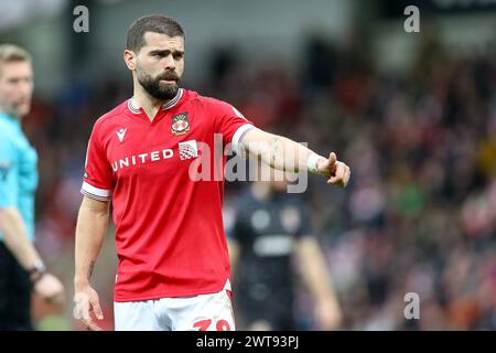 Wrexham, Großbritannien. März 2024. Elliot Lee von Wrexham sieht zu. EFL Skybet Football League Two Match, Wrexham gegen Tranmere Rovers, bei STōK CAE Ras in Wrexham, Wales am Samstag, den 16. März 2024. Dieses Bild darf nur für redaktionelle Zwecke verwendet werden. Nur redaktionelle Verwendung, .PIC von Chris Stading/ Credit: Andrew Orchard Sportfotografie/Alamy Live News Stockfoto