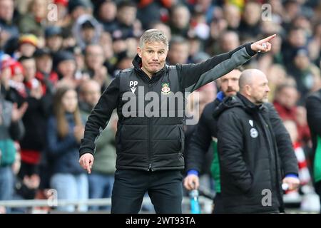 Wrexham, Großbritannien. März 2024. Phil Parkinson, der Manager von Wrexham. EFL Skybet Football League Two Match, Wrexham gegen Tranmere Rovers, bei STōK CAE Ras in Wrexham, Wales am Samstag, den 16. März 2024. Dieses Bild darf nur für redaktionelle Zwecke verwendet werden. Nur redaktionelle Verwendung, .PIC von Chris Stading/ Credit: Andrew Orchard Sportfotografie/Alamy Live News Stockfoto