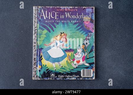 Altes Buch Alice im Wunderland, Lewis Carrroll. Walt Disney's 1951 .Ukraine, Kiew - 16. März 2024 Stockfoto