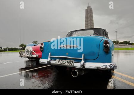 076 Klassische blau-rosa-blaue amerikanische Autos - Almendron, Yank Tank Chevrolet-Ford-Chevrolet - von 1953-56-50, geparkt auf der Plaza de la Revolucion. Havanna-Kuba Stockfoto