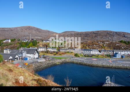 Blick auf den Hafen von Tarber und die Isle of Harris Distillery, Isle of Harris, Äußere Hebriden, Schottland, Großbritannien Stockfoto