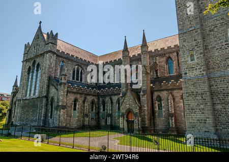 Die St Patrick's Cathedral ist eine der beliebtesten Attraktionen Dublins. Die zwischen 1220 und 1260 erbaute Kathedrale ist eines der wenigen Gebäude, die von der TH übrig geblieben sind Stockfoto