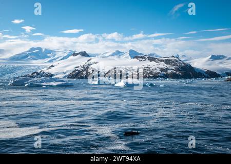 Meereslandschaft mit schneebedeckten Bergen in Cierva Cove, Antarktis. Panoramablick. Stockfoto