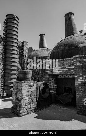 Die Kilbeggan Distillery befindet sich am Brosna River in der Stadt Kilbeggan im County Westmeath, Irland. Sie ist Teil der Beam Suntory Stockfoto