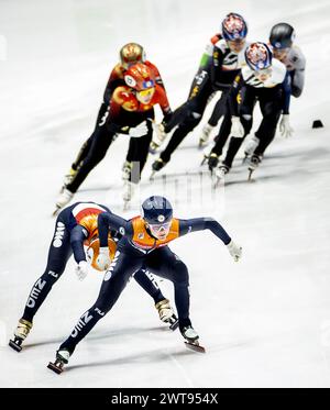 ROTTERDAM - Suzanne Schulting (NED), Xandra Velzeboer (NED) während des Halbfinales 3000 Meter Staffelfrauen bei den Kurzstreckenweltmeisterschaften in Ahoy. ANP KOEN VAN WEEL Stockfoto