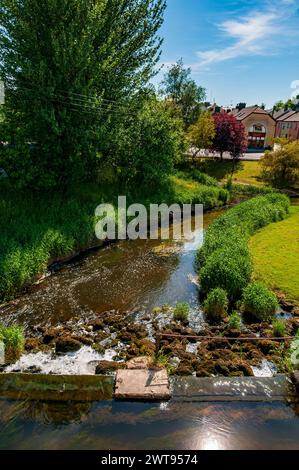 Die Kilbeggan Distillery befindet sich am Brosna River in der Stadt Kilbeggan im County Westmeath, Irland. Sie ist Teil der Beam Suntory Stockfoto