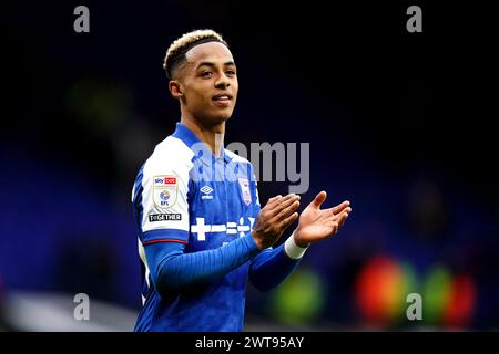 Ipswich Town Omari Hutchinson feiert ihren Sieg am Ende des Spiels während des Sky Bet Championship Matches in Portman Road, Ipswich. Bilddatum: Samstag, 16. März 2024. Stockfoto