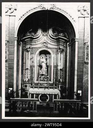 Lazio Rieti Rieti S. Agnese6. Hutzel, Max 1960-1990 postmittelalterliche Architektur, Skulptur, Malerei. Diese Kirche wurde in der ersten Hälfte des 16. Jahrhunderts erbaut und 1748 umgebaut. Aus dieser Zeit stammen auch die Deckenfresken und zwei Gemälde, die Madonna des Rosenkranzes und S. Agnese e la Beata Colomba von Emanuele Alfani. Der in Deutschland geborene Fotograf und Gelehrte Max Hutzel (1911–1988) fotografierte in Italien von den frühen 1960er Jahren bis zu seinem Tod. Das Ergebnis dieses Projektes, von Hutzel als Foto Arte Minore bezeichnet, ist eine gründliche Dokumentation der kunsthistorischen Entwicklung in Italien bis dahin Stockfoto