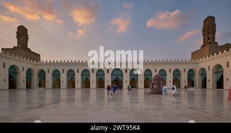 Die al-Hakim-Moschee, al-Anwar, ist eine historische Moschee in Kairo, Ägypten, benannt nach Al-Hakim bi-Amr Allah, dem sechsten Fatimiden-Kalifen und 16. Ismaili-Imam. Stockfoto