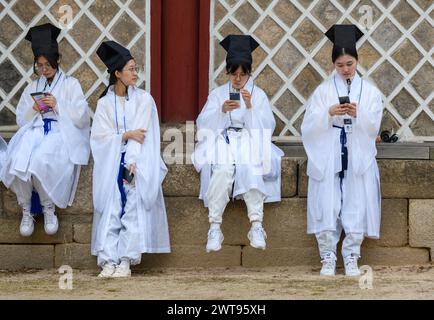 Seoul, Südkorea. März 2024. Südkoreaner an der Sungkyunkwan University in Seoul tragen traditionelle konfuzianische Schuluniformen, wenn sie an der Myeonsinrye-Veranstaltung teilnehmen, einer traditionellen jährlichen Veranstaltung zur Begrüßung neuer Schüler. Die Sungkyunkwan University wurde 1398 während der frühen Joseon-Dynastie als beste nationale Bildungseinrichtung gegründet. (Credit Image: © Kim Jae-Hwan/SOPA Images via ZUMA Press Wire) NUR REDAKTIONELLE VERWENDUNG! Nicht für kommerzielle ZWECKE! Stockfoto