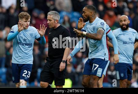 Brentfords Ivan Toney (rechts) und Keane Lewis-Potter (links) wenden sich an den Schiedsrichter Darren Bond während des Premier League-Spiels in Turf Moor, Burnley. Bilddatum: Samstag, 16. März 2024. Stockfoto