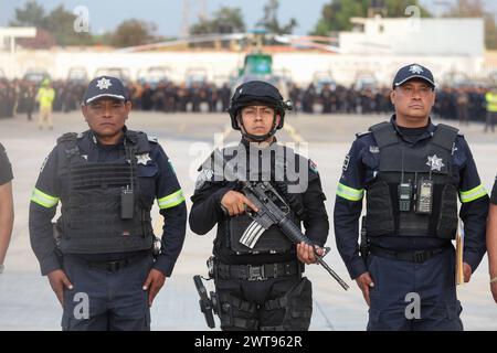 Ecatepec de Morelos, Mexiko. März 2024. Ein Mitglied der Staatspolizei während der Abreise einer Sicherheitsoperation namens Rastrillo zur Kriminalitätsbekämpfung in der Gemeinde Ecatepec. Mehr als 1.300 Mitglieder der Staatsanwaltschaft der Republik (FGR), der Staatsanwaltschaft des Staates Mexiko (FGJEM) und der Staatspolizei nehmen an der Operation Teil. Am 15. März 2024 in Ecatepec de Morelos, Mexiko. (Credit Image: © Rick Cruz/eyepix via ZUMA Press Wire) NUR REDAKTIONELLE VERWENDUNG! Nicht für kommerzielle ZWECKE! Stockfoto