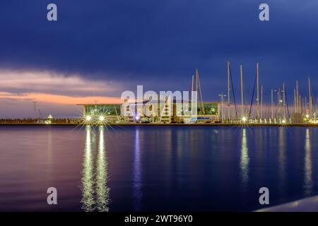 Ashdod Marina Lake – ein neuer künstlicher See, der im Marina-Viertel (Hebräisch רובע המרינה) von Ashdod im Süden Israels gebaut wurde Stockfoto