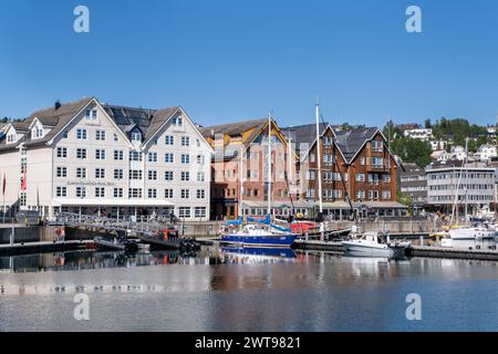 Tromso, Norwegen - 16. Juli 2023 : Hafen von Tromso mit bunten Gebäuden Stockfoto