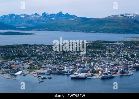 Tromso, Norwegen - 16. Juli 2023 : Blick auf Tromso vom Gipfel des Storsteinen Stockfoto