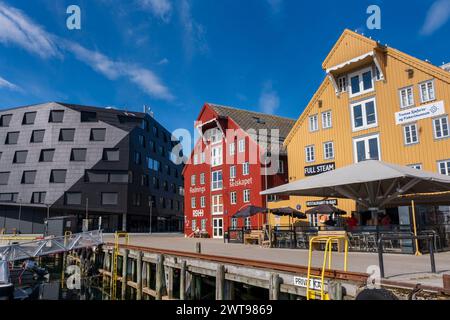 Tromso, Norwegen - 16. Juli 2023 : Hafen von Tromso mit bunten Gebäuden Stockfoto