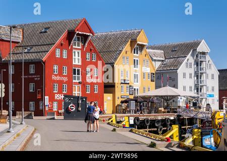 Tromso, Norwegen - 16. Juli 2023 : Hafen von Tromso mit bunten Gebäuden Stockfoto