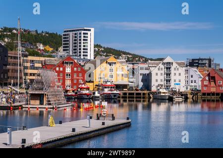Tromso, Norwegen - 16. Juli 2023 : Hafen von Tromso mit bunten Gebäuden Stockfoto