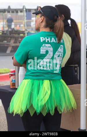 Frau in Grün für St. Patrick's Day in der Pharr St. Patrick's Day 5 km Run & Walk, Pharr, Hidalgo County, Texas, USA. Stockfoto