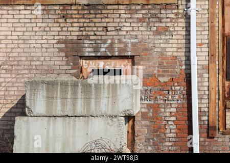 Detroit, Michigan - die Tür eines leerstehenden Gebäudes ist als Notausgang gekennzeichnet. Stockfoto