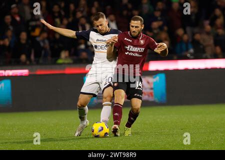 Lecce's Ylber Ramadan wird von Salerniotana &#xec;s ShonWeissman während des Fußballspiels der Serie A zwischen Salernitana und Lecce im Arechi Stadium in Salerno, Süditalien - Samstag, den 16. März 2024 - herausgefordert. Sport - Fußball . (Foto: Alessandro Garofalo/Lapresse) Credit: LaPresse/Alamy Live News Stockfoto