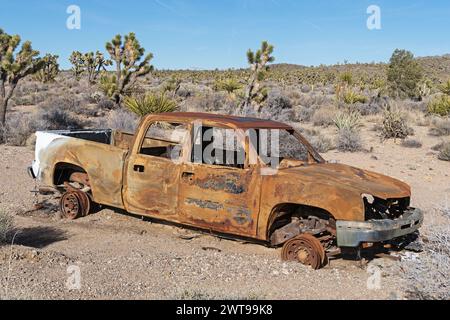 Der Pick-up-Truck ist ausgebrannt und rostet in der Mojave-Wüste südlich von Las Vegas Stockfoto