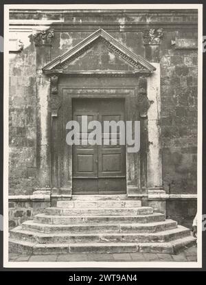 Toskana Grosseto Pitigliano S. Maria. Hutzel, Max 1960-1990 Mittelalter: Architekturskulptur. Postmittelalterliche Architektur der Spätrenaissance (1506) mit ungewöhnlichem trapezförmigem Plan; stark beschädigtes Fresko; Gemälde auf Leinwand Gegenstand: Zwei Druckserien der in Deutschland geborene Fotograf und Gelehrte Max Hutzel (1911–1988) fotografierte in Italien von den frühen 1960er Jahren bis zu seinem Tod. Das Ergebnis dieses Projektes, von Hutzel als Foto Arte Minore bezeichnet, ist eine gründliche Dokumentation der kunsthistorischen Entwicklung in Italien bis zum 18. Jahrhundert, einschließlich der Objekte der Etrusker und Römer sowie der Etagengegenstände Stockfoto