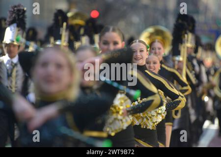 New York, Usa. März 2024. Eine allgemeine Ansicht zeigt die historische 236-jährige St. Patrick's Day Parade auf der Fifth Avenue in Manhattan, New York, am 16. März 2024. Die St. Patrick's Day Parade ist die älteste der Welt und stammt aus dem Jahr 1762. (Foto: Deccio Serrano/NurPhoto) Credit: NurPhoto SRL/Alamy Live News Stockfoto