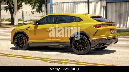 Miami Beach, Florida USA - 15. April 2021: 2019 Yellow Giallo Auge Lamborghini Urus, Seitenansicht. Stockfoto