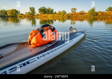 Fort Collins, CO, USA – 29. September 2019: Stand Up Paddleboard von SIC SUP mit wasserdichter Duffle und GoPro Hero Action-Kamera auf einem ruhigen See. Stockfoto