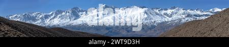 Panorama der Berge der östlichen Sierra Nevada Palisade Range mit Schnee vom Highway 168 in der Nähe des Westgard Pass über das Owens Valley Stockfoto