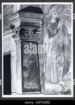 Abruzzen L'Aquila Bazzano S. Giusta. Hutzel, Max 1960-1990 Außenansichten dieser Kirche aus dem 13. Jahrhundert konzentrieren sich auf die Westfassade und das reich verzierte Portal (1238). Die Drucke der Sammlung Hutzel umfassen Ansichten des Hauptaltars, Fresken an der Ostwand, Kruzifix und Kirchenschiff-Fresken aus dem 13. Jahrhundert. In der mittelalterlichen Kernsammlung befinden sich allgemeine Ansichten des Innenraums, einschließlich der Arkade und der Krypta. Auf der Kanzel (1180) sind die Zeichen der vier Evangelisten, des Lamms Gottes und des Heiligen George tötet den Drachen. Der Blick auf die Krypta (13. Jahrhundert) zeigt einen Eingang zu den Katakomben aus dem 3. Jahrhundert und einen Stockfoto