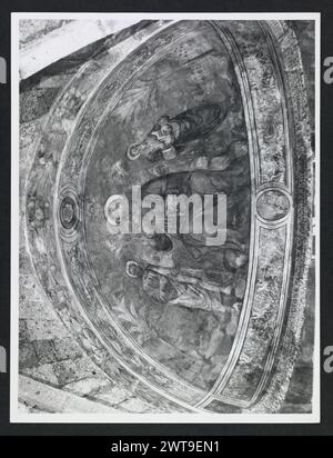 Lazio Viterbo Montefiascone S. Flaviano. Hutzel, Max 1960-1990 Außenansicht der romanischen Kirche aus dem 13. Jahrhundert, die auf einem älteren Gebäude errichtet wurde: Die drei gotischen Bögen der Fassade werden von einer Loggia (um 1500) und einem kleinen Glockenturm auf der linken Seite überragt. Allgemeine Ansichten des zweistöckigen Innenraums zeigen die drei Schiffe, den Hauptaltar, Fresken und eine architektonische Struktur - Gewölbe und Säulen - die aus verschiedenen Epochen stammen. In der mittelalterlichen Kernsammlung sind Details der Hauptstädte (11. Jahrhundert), der Grabstein von Giovanni Fugger (Defuk oder Johannes de Fuk) und das Fresko aus dem 14. Jahrhundert enthalten Stockfoto