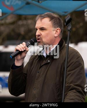 AFD Demonstration und Gegendemo im Düsseldorfer Zooviertel das Bündnis Düsseldorf stellt sich quer mobilisiert in Düsseldorf zu einer Demonstration gegen eine Kundgebung der AfD. 100 Anhänger der AfD gegen die geplante Errichtung einer Flüchtlingsunterkunft in der Nähe des Zooviertels. Nach Angaben der Polizei beteiligte sich rund 1,000 Menschen an der Gegendemonstration. Elmar Salinger Landespolitiker der AFD. Düsseldorf Deutschland Nordrhein-Westfalen / NRW *** AFD Demonstration und Gegendemonstration im Düsseldorfer Zooviertel die Allianz Düsseldorf stel Stockfoto