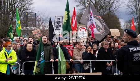 AFD Demonstration und Gegendemo im Düsseldorfer Zooviertel das Bündnis Düsseldorf stellt sich quer mobilisiert in Düsseldorf zu einer Demonstration gegen eine Kundgebung der AfD. 100 Anhänger der AfD gegen die geplante Errichtung einer Flüchtlingsunterkunft in der Nähe des Zooviertels. Nach Angaben der Polizei beteiligte sich rund 1,000 Menschen an der Gegendemonstration. Düsseldorf Deutschland Nordrhein-Westfalen / NRW *** AFD-Demonstration und Gegendemonstration im Düsseldorfer Zooviertel die Allianz Düsseldorf stellt sich quer in Düsseldorf mobilisiert Stockfoto