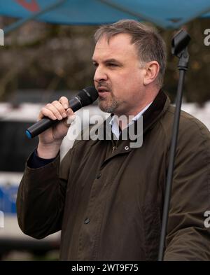 AFD Demonstration und Gegendemo im Düsseldorfer Zooviertel das Bündnis Düsseldorf stellt sich quer mobilisiert in Düsseldorf zu einer Demonstration gegen eine Kundgebung der AfD. 100 Anhänger der AfD gegen die geplante Errichtung einer Flüchtlingsunterkunft in der Nähe des Zooviertels. Nach Angaben der Polizei beteiligte sich rund 1,000 Menschen an der Gegendemonstration. Elmar Salinger Landespolitiker der AFD. Düsseldorf Deutschland Nordrhein-Westfalen / NRW *** AFD Demonstration und Gegendemonstration im Düsseldorfer Zooviertel die Allianz Düsseldorf stel Stockfoto