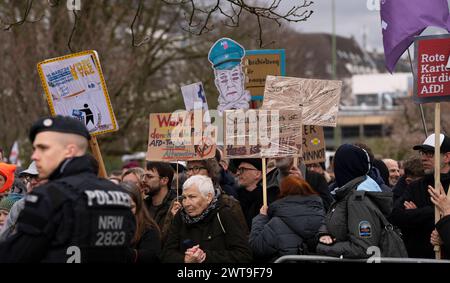 AFD Demonstration und Gegendemo im Düsseldorfer Zooviertel das Bündnis Düsseldorf stellt sich quer mobilisiert in Düsseldorf zu einer Demonstration gegen eine Kundgebung der AfD. 100 Anhänger der AfD gegen die geplante Errichtung einer Flüchtlingsunterkunft in der Nähe des Zooviertels. Nach Angaben der Polizei beteiligte sich rund 1,000 Menschen an der Gegendemonstration. Düsseldorf Deutschland Nordrhein-Westfalen / NRW *** AFD-Demonstration und Gegendemonstration im Düsseldorfer Zooviertel die Allianz Düsseldorf stellt sich quer in Düsseldorf mobilisiert Stockfoto