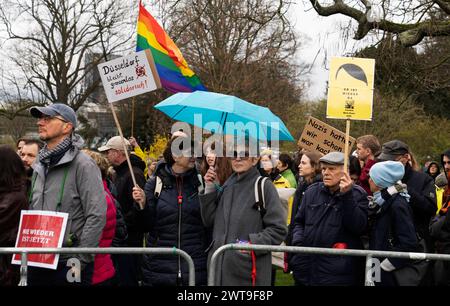 AFD Demonstration und Gegendemo im Düsseldorfer Zooviertel das Bündnis Düsseldorf stellt sich quer mobilisiert in Düsseldorf zu einer Demonstration gegen eine Kundgebung der AfD. 100 Anhänger der AfD gegen die geplante Errichtung einer Flüchtlingsunterkunft in der Nähe des Zooviertels. Nach Angaben der Polizei beteiligte sich rund 1,000 Menschen an der Gegendemonstration. Düsseldorf Deutschland Nordrhein-Westfalen / NRW *** AFD-Demonstration und Gegendemonstration im Düsseldorfer Zooviertel die Allianz Düsseldorf stellt sich quer in Düsseldorf mobilisiert Stockfoto