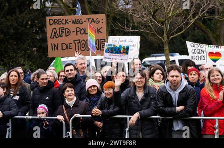 AFD Demonstration und Gegendemo im Düsseldorfer Zooviertel das Bündnis Düsseldorf stellt sich quer mobilisiert in Düsseldorf zu einer Demonstration gegen eine Kundgebung der AfD. 100 Anhänger der AfD gegen die geplante Errichtung einer Flüchtlingsunterkunft in der Nähe des Zooviertels. Nach Angaben der Polizei beteiligte sich rund 1,000 Menschen an der Gegendemonstration. Düsseldorf Deutschland Nordrhein-Westfalen / NRW *** AFD-Demonstration und Gegendemonstration im Düsseldorfer Zooviertel die Allianz Düsseldorf stellt sich quer in Düsseldorf mobilisiert Stockfoto