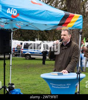 AFD Demonstration und Gegendemo im Düsseldorfer Zooviertel das Bündnis Düsseldorf stellt sich quer mobilisiert in Düsseldorf zu einer Demonstration gegen eine Kundgebung der AfD. 100 Anhänger der AfD gegen die geplante Errichtung einer Flüchtlingsunterkunft in der Nähe des Zooviertels. Nach Angaben der Polizei beteiligte sich rund 1,000 Menschen an der Gegendemonstration. Düsseldorf Deutschland Nordrhein-Westfalen / NRW *** AFD-Demonstration und Gegendemonstration im Düsseldorfer Zooviertel die Allianz Düsseldorf stellt sich quer in Düsseldorf mobilisiert Stockfoto