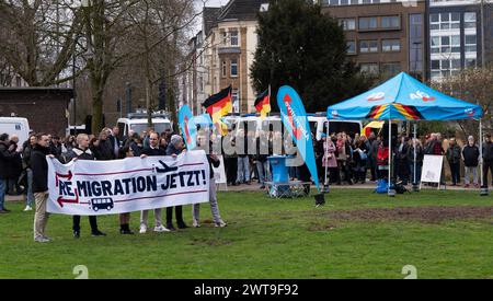 AFD Demonstration und Gegendemo im Düsseldorfer Zooviertel das Bündnis Düsseldorf stellt sich quer mobilisiert in Düsseldorf zu einer Demonstration gegen eine Kundgebung der AfD. 100 Anhänger der AfD gegen die geplante Errichtung einer Flüchtlingsunterkunft in der Nähe des Zooviertels. Nach Angaben der Polizei beteiligte sich rund 1,000 Menschen an der Gegendemonstration. AFD Aktivisten präsentieren ein Banner mit dem Slogan Remigration jetzt. Düsseldorf Deutschland Nordrhein-Westfalen / NRW *** AFD-Demonstration und Gegendemonstration im Düsseldorfer Zoovie Stockfoto