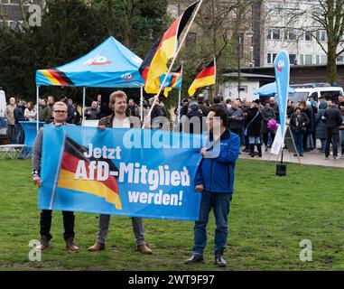 AFD Demonstration und Gegendemo im Düsseldorfer Zooviertel das Bündnis Düsseldorf stellt sich quer mobilisiert in Düsseldorf zu einer Demonstration gegen eine Kundgebung der AfD. 100 Anhänger der AfD gegen die geplante Errichtung einer Flüchtlingsunterkunft in der Nähe des Zooviertels. Nach Angaben der Polizei beteiligte sich rund 1,000 Menschen an der Gegendemonstration. AFD Aktivisten präsentieren ein Banner mit dem Slogan jetzt AFD Mitglied werden. Düsseldorf Deutschland Nordrhein-Westfalen / NRW *** AFD-Demonstration und Gegendemonstration in Düsseldorf Stockfoto